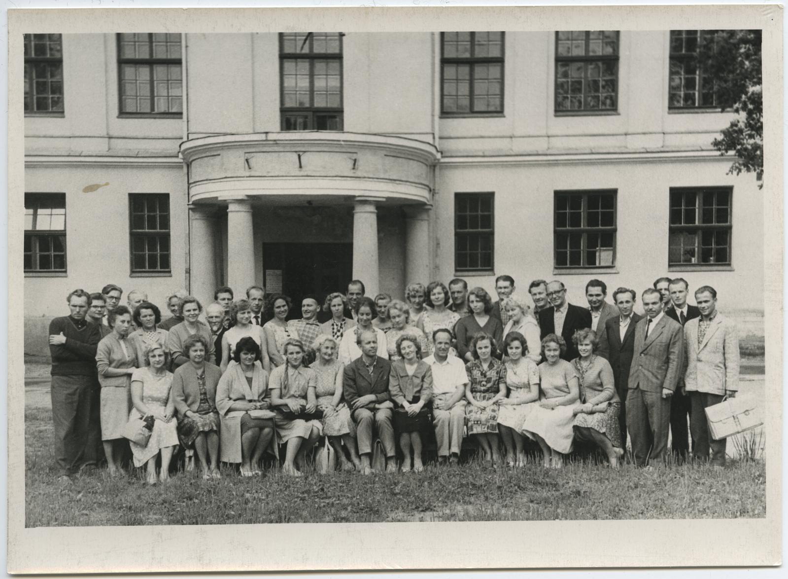 Algkursuse seminari lõpupilt II Keskkooli ees 8. aug. 1963.