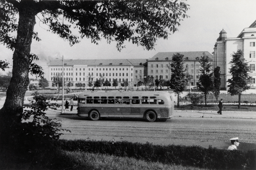 Tammsaare park Musumäelt, esiplaanil buss Pärnu mnt-l, paremal Estonia teater servaga