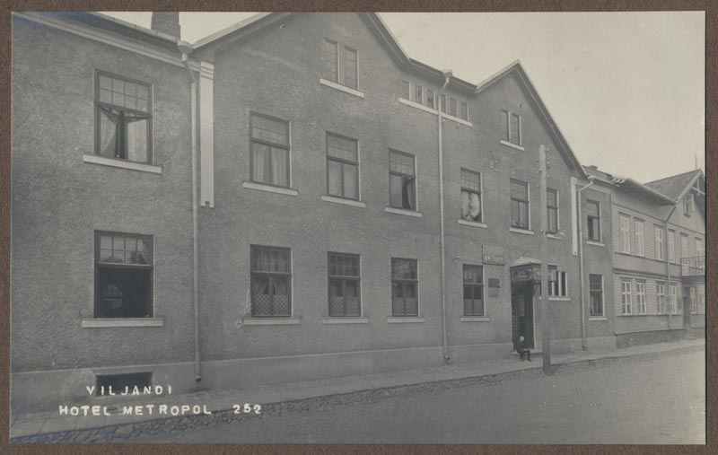 foto albumis, Viljandi, Lossi tn 7, hotell Metropol (Sprohge), u 1915, foto J. Riet