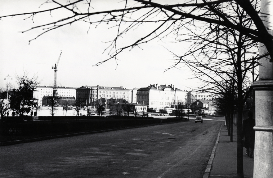 Rävala pst ehitusjärgus hoonestus 1950. aastatel. Taamal riiklik kunstiinstituut (endine kunsttööstuskool)