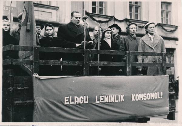 ÜLKNÜ 40.aastapäeva tähistamine Raekoja platsil. Kõnelejad autokastis-tribüünil. Tartu, 1958.