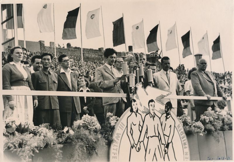 Foto. III ülemaailmse noorsoo- ja üliõpilasfestivali avamine Berliinis, kõnepuldis Enrico Berlinguer 05.08.1951