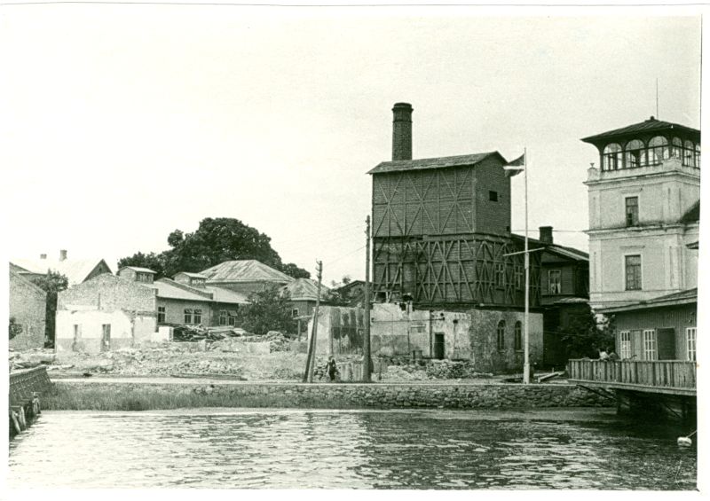 Foto. Vaade Haapsalu mudaravila asukohale pärast tema lammutamist. Paremal veetorn ja pumbamaja, katlamaja. August, 1955.a.