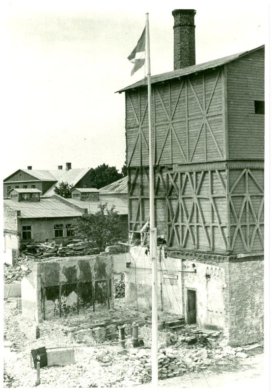 Foto. Haapsalu mudaravila lammutamine. Fotol esiplaanil mudaravila pumbamaja ja veetorn. August, 1955.a. Mustvalge.