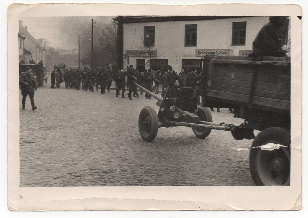 Nõukogude armee sõdurid ja sõjatehnika Kuressaare kesklinnast läbi minemas