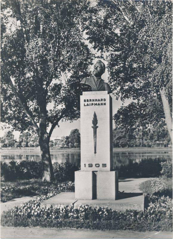 Postkaart. B. Laipmanni mälestussammas Haapsalus. 1965.