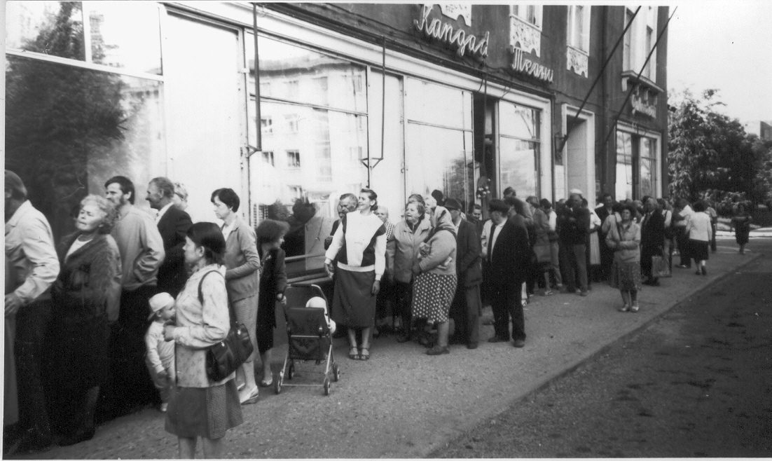 Foto. Võrulased rahavahetuse järjekorras Võru pangamaja juures 20. juunil 1992.a.