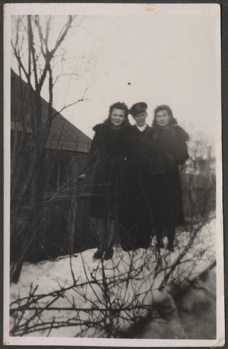 Vahilaev "Laine" madrus Agu Sepp koos kahe naisega talvel talumaja ees.