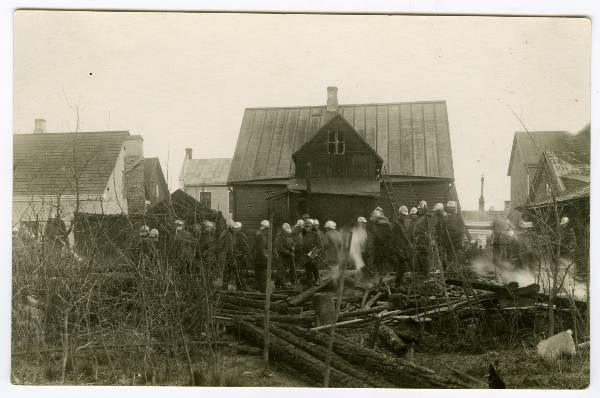 Pritsimehed kustutamas tulekahju Ülejõel (kas Raatuse või Kivi t). Tartu, u 1928-1935.