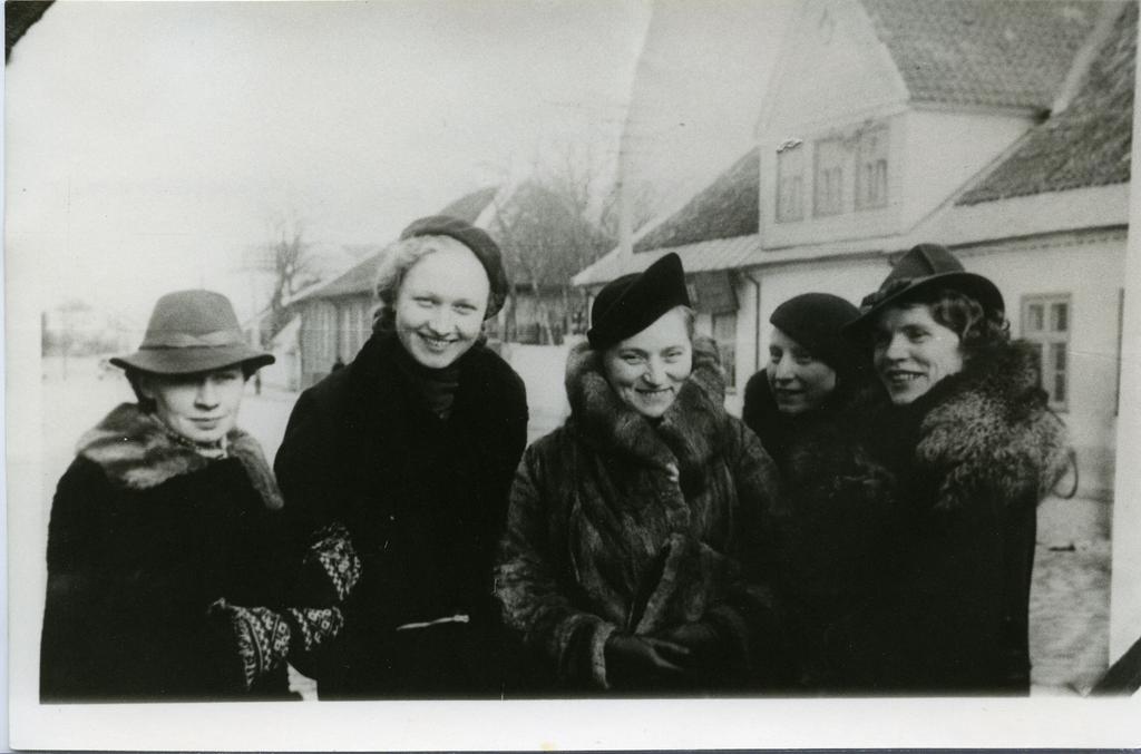 Grupp Kuressaare naisõpetajaid bussijaamas
