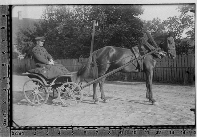 Mees hobuse ja vankriga teel, välivõte, 1920.