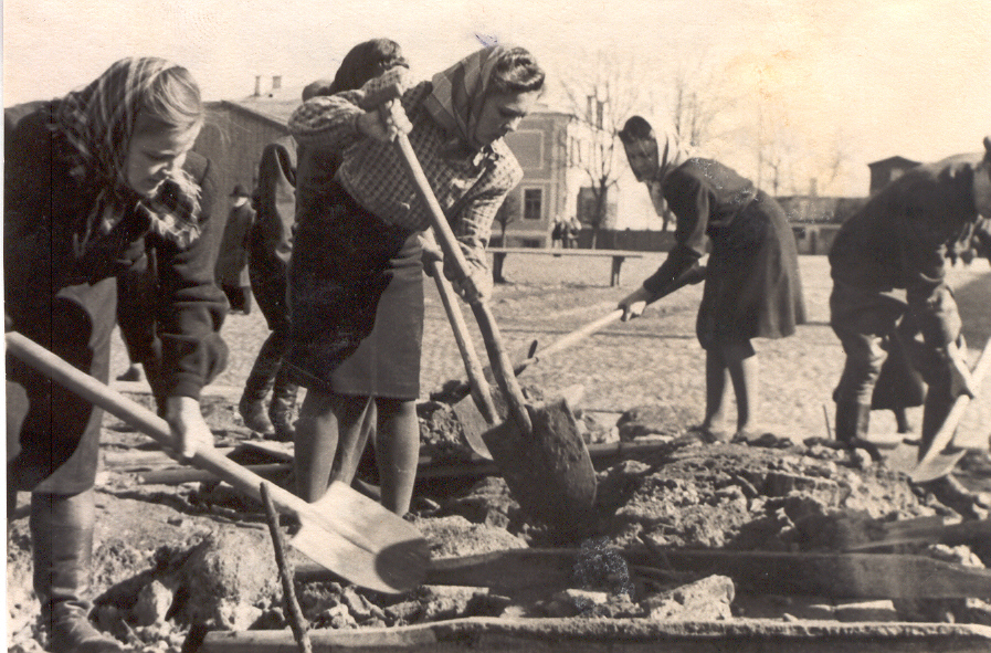 Foto. Taastamistööd Võrus 1947.a. aprillis. Munakivisillutise ülesvõtmine turuplatsil.
