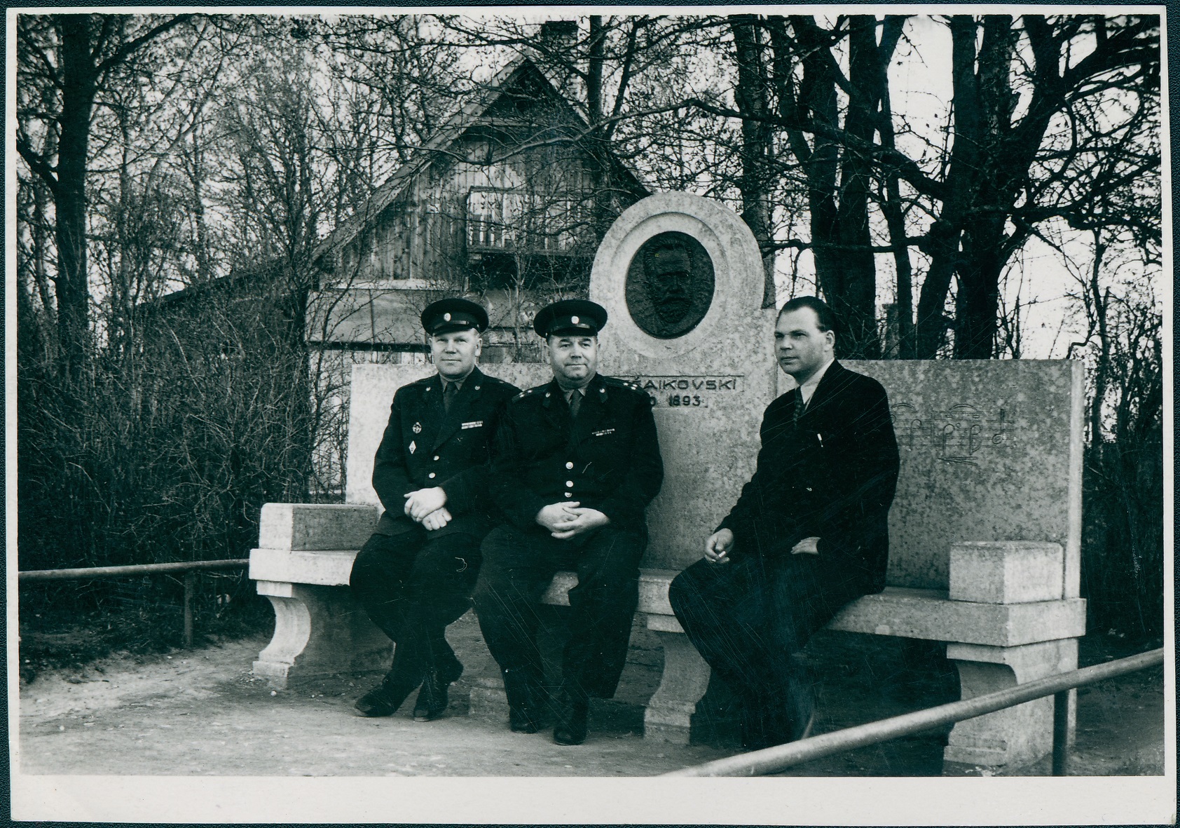 Eesti NSV SM Tuletõrje Valitsuse töötajad komandeeringul Haapsalus, kolm meest Tšaikovski pingil