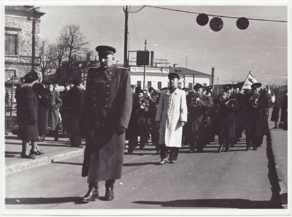 Tallinna tuletõrje 32. aastapäeva paraad: Tallinna VTÜ orkester marssimas, esiplaanil V. Kümnik, 1950.a.