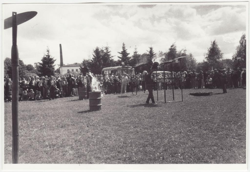 Eesti vabatahtliku tuletõrje 200. aastapäeva tähistamine: tulekustutamise demonstratsioon ämbritega, 1988.a.