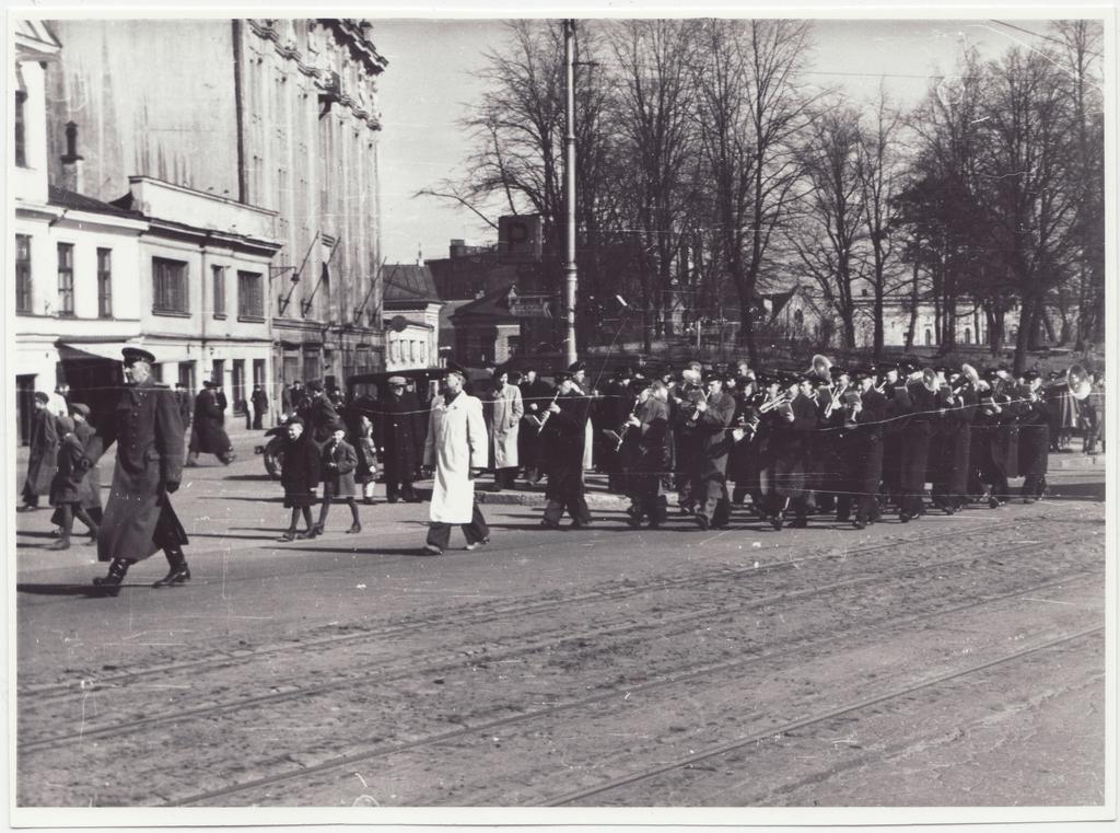 Tallinna tuletõrje 32. aastapäeva paraad: orkester marssimas, 1950.a.