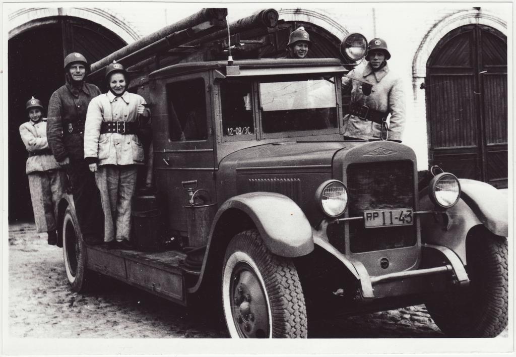 III ÜSTK vahtkond tuletõrjeautoga väljasõidul Tallinnas, 1952.a.