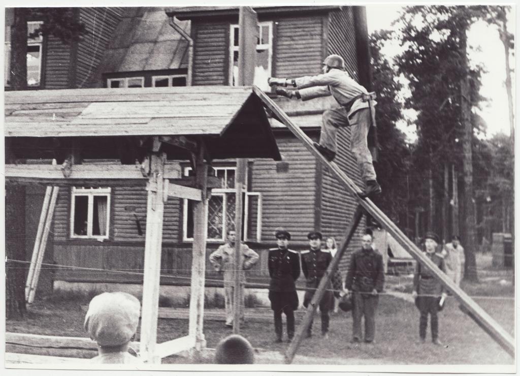 Komandodevahelised tuletõrjevõistlused Tallinnas: 4x100 takistusteatejooksu esimene etapp, 1950.a.