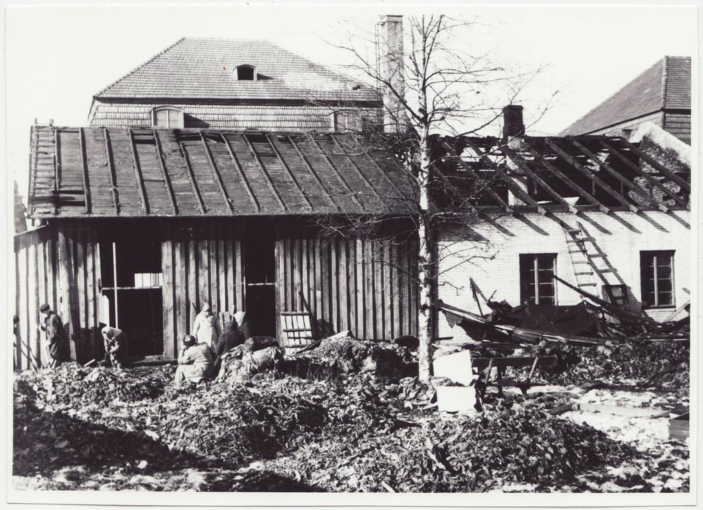 Pirita tee Tubaka ladu pärast tulekahju: riknenud tubakas hoone ees, 1950.a.