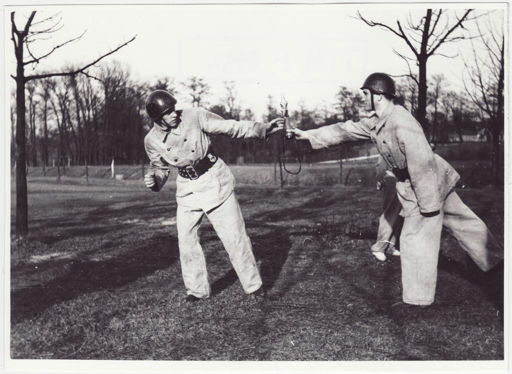 Tuletõrjekooli kursandid teatejooksu treeningul: teatepulga üleandmine, 1950.a.