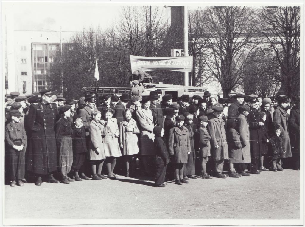 Tallinna tuletõrje 32. aastapäeva paraad: rahvas paraadi jälgimas, 1950.a.