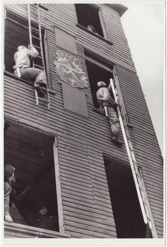 Komandodevahelised tuletõrjevõistlused:  konksredeliga ronimine õppetorni 4-korrusele, 1950.a.