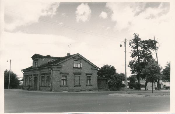 Lammutamisele kuuluv maja (Riia t / Nõukogude nurk) vana kaubamaja vastas. Tartu, 1963. Foto A. Sauga.