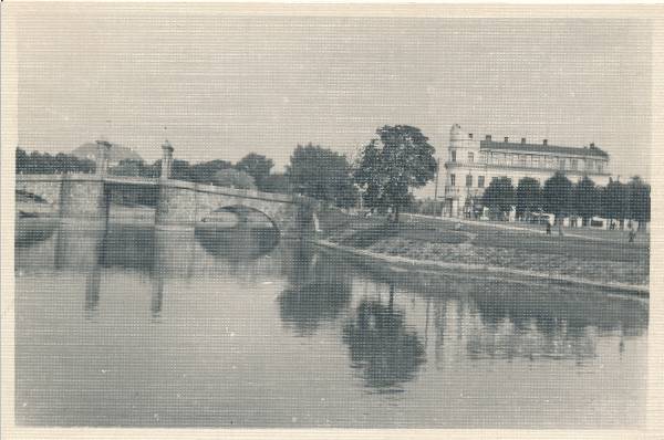 Kivisild üle Emajõe, paremal hotell Bellevue. Tartu, 1930.