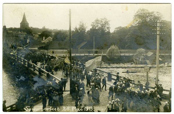 Suvepidu: rongkäik puusillal (ees pritsimehed). Taga paadisadam. 26.05.1913. Foto W. Staden.