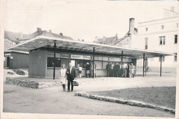 Müügiputka (müügil jäätis, aedvili, õlu) Kingissepa t ja 21. Juuni t nurgal. Tartu, 1964. Foto K. Kriibi.