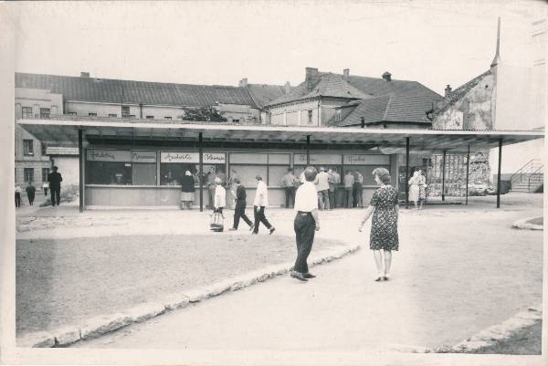 Karu plats Rüütli ja Küütri t nurgal, taga juurvilja ja karastusjookide müügipaviljon. Tartu,  1965.
