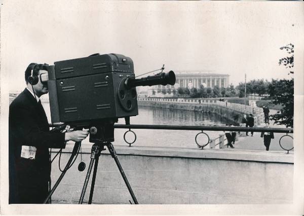 Televisioon. Esimene otseülekanne Tartust Tallinna televisioonistuudiole, taga turuhoone. 1964