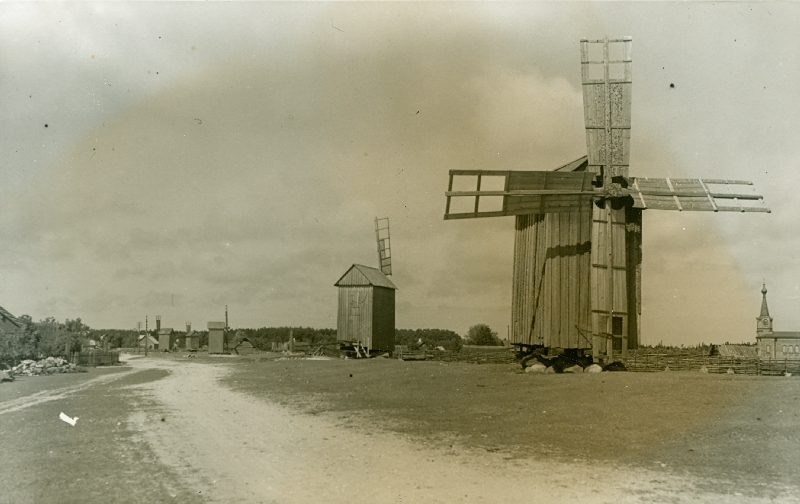 Foto. Teel Rumpost Hullosse. Tuulikud. Paremal pildi äärel "vene kirik". 1934. ERKA-foto.