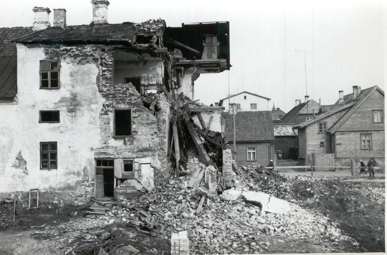Foto. Endise Krümmeri kooli hoone  lammutamine 1967.a. oktoobris.