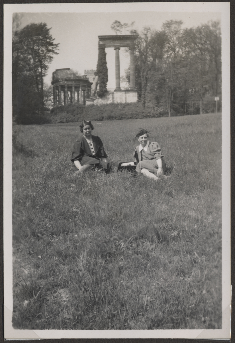 Kaks naist aasal varemete taustal istumas, foto Hermann Tõnissoo perealbumist
