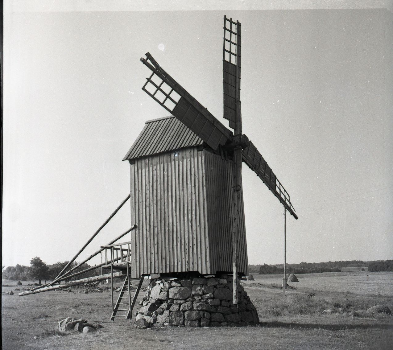 Saaremaa, Angla tuulikud, vaade Mihhail Püüa tuulikule