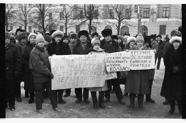 Interrinde miiting ja meeleavaldus Kohtla-Järvel; inimesed Eesti iseseisvuse vastu protesteerimas