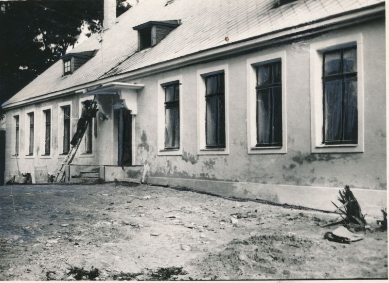 Foto. Märjamaa uue haigla välisfassaadi viimistlustööd. 1955.