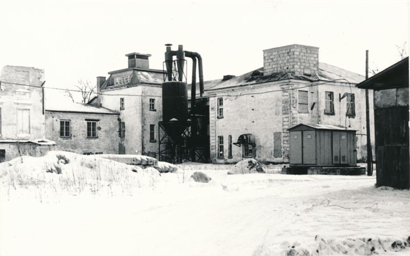 Foto. Uuemõisa mõisa hooned 1982.a.
Foto: Mati Laimets.