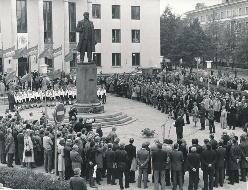 Foto. Miiting V. I. Lenini mälestussamba juures Tartus. 1982.