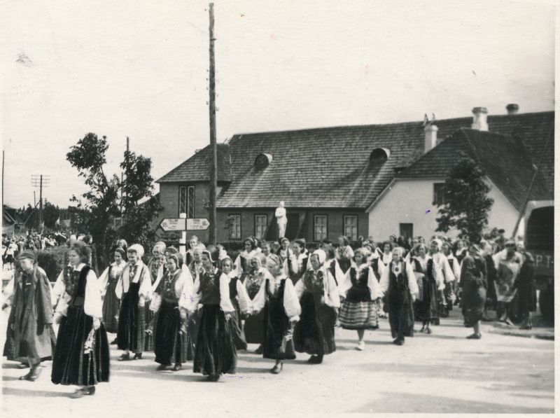 Foto. Märjamaa rajooni laulupäeva rongkäik. 1955. Foto H. Viismaa.
