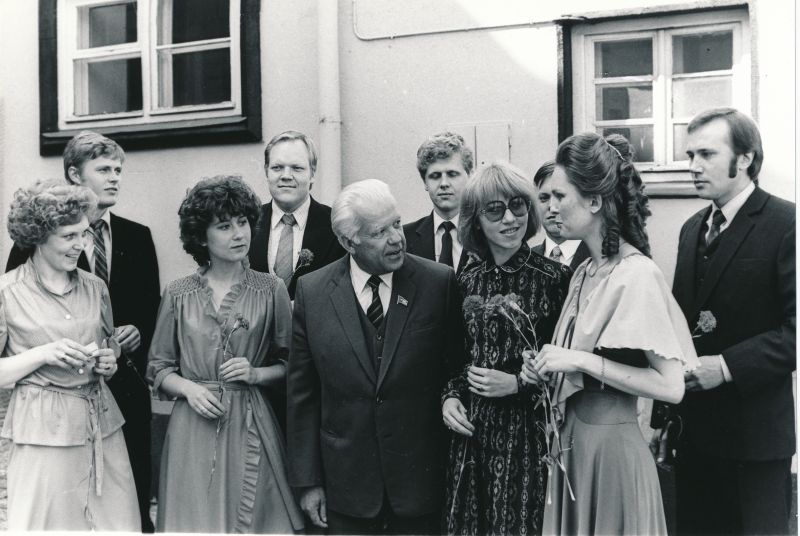 Foto. EKP Keskkomitee esimene sekretär Karl Vaino keskkoolide parimate lõpetanutega. 1982.