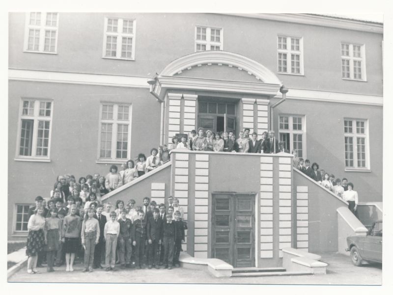 Foto. Läänemaa parimate õpilaste vastuvõtt Uuemõisa mõisahoones, mais 1990. Mustvalge.