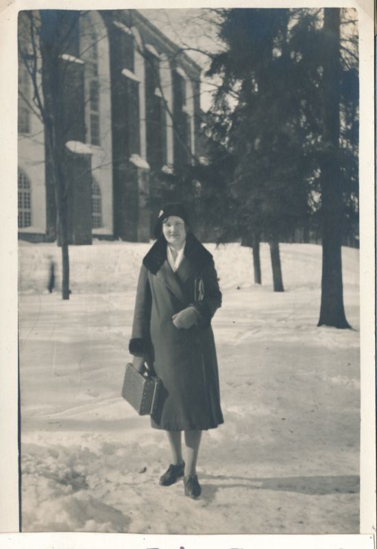 Foto. Marge Tartus Toomemäel 1938.  Albumis Leo ja Marge Randre elu sõnas ja pildis.