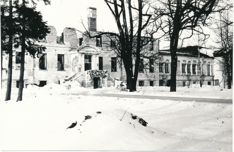 Foto. Uuemõisa mõisa peahoone üldvaade 1982.
Foto: Mati Laimets.