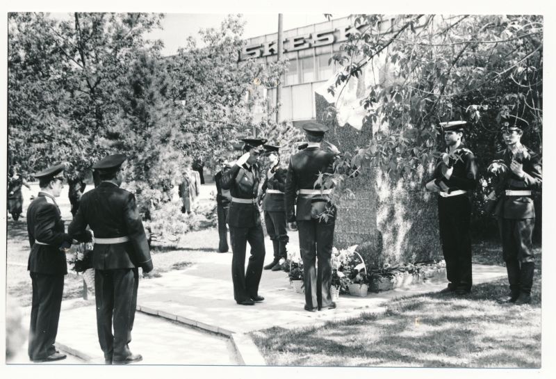 Foto. NSVL sõjaväelased 09.05.1990. sõjas langenute haual Haapsalus. Mustvalge.