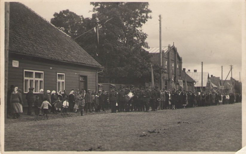 Foto. Rongkäik Võrus Fr. R. Kreutzwaldi maja ees.