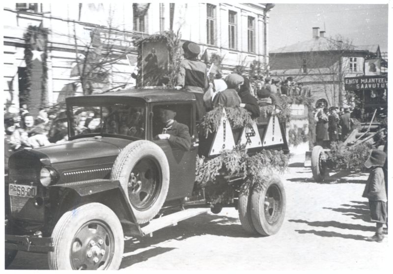 Foto. 1. mai rongkäik turuplatsil Haapsalus 1949. Esiplaanil möödub Autobaas nr 6 esindus.