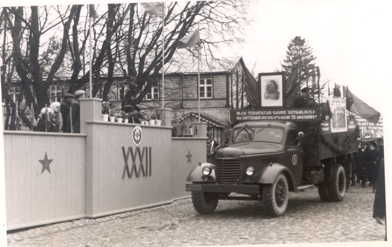Foto. Oktoobrirevolutsiooni aastapäev 7.11.1949. Haapsalus. Tribüüni ette saabunud Autobaas nr 6 kolonn.