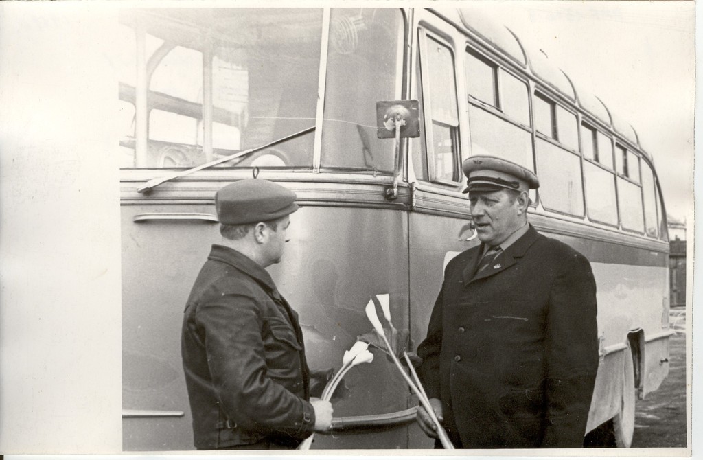 foto ja negatiiv, miljonär-autobuss Paide autobaasis 1969.a.